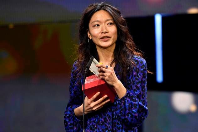 Wenqian Zhang with the Silver Bear Jury Prize for Remains of the Hot Day at the Closing Ceremony with Award Ceremony at the Berlinale 2024 74 Berlin International Film Festival at the Berlinale Palast Berlin, 24 02 2024 Foto:xN.xKubelkax xFuturexImagex preisverleihung_4352