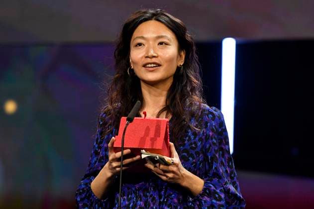 Wenqian Zhang with the Silver Bear Jury Prize for Remains of the Hot Day at the Closing Ceremony with Award Ceremony at the Berlinale 2024 74 Berlin International Film Festival at the Berlinale Palast Berlin, 24 02 2024 Foto:xN.xKubelkax xFuturexImagex preisverleihung_4353