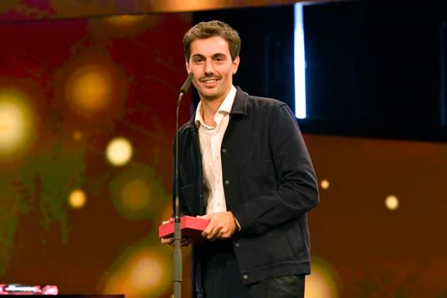 Francisco Lezama with the Golden Bear for Best Short Film Un movimiento extrano at the Closing Ceremony and Award Ceremony at the Berlinale 2024 74 Berlin International Film Festival at the Berlinale Palast Berlin, 24 02 2024 Foto:xN.xKubelkax xFuturexImagex preisverleihung_4354