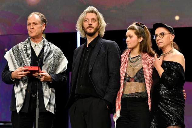 Bilder des Jahres 2024, Entertainment 02 Februar Ben Russell, Guillaume Cailleau, Servan Decle und Jay Jordan mit dem Preis der Jury von Encounters für den besten Film Direct Action bei der Closing Ceremony mit Preisverleihung auf der Berlinale 2024 74. Internationale Filmfestspiele Berlin im Berlinale Palast. Berlin, 24.02.2024 *** Ben Russell, Guillaume Cailleau, Servan Decle and Jay Jordan with the Encounters Jury Prize for Best Film Direct Action at the Closing Ceremony and Award Ceremony at the Berlinale 2024 74 Berlin International Film Festival at the Berlinale Palast Berlin, 24 02 2024 Foto:xN.xKubelkax xFuturexImagex preisverleihung_4368