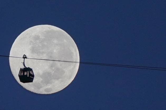Bilder des Jahres 2024, News 02 Februar News Themen der Woche KW08 News Bilder des Tages February 25, 2024, Santiago, Metropolitana, Chile: The full moon sets behind a cable car on San Cristobal hill in Santiago, Chile. Santiago Chile - ZUMAb332 20240225_zip_b332_002 Copyright: xMatiasxBasualdox