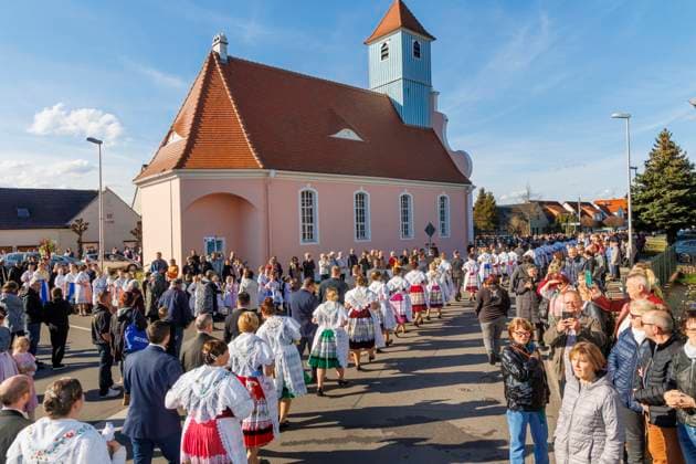 Sorbischer Fastnachtsumzug in Döbbrick DEU Brandenbueg Döbbrick: Â Sorbische Fastnacht: Zum 140. Zapust-Umzug marschierten110 Parae durch Döbbrick, einem Ortsteil von Cottbus. In den zweisprachigen Gemeinden der Niederlausitz wird bis in den März der Brauch der sorbische Fastnacht, des - Zapust - gefeiert. Bei dem Umzug mit den farbenfrohen traditionellen Trachen wird der Winter ausgetrieben. Der Brauch gehört in mehr als 35 zweisprachigen Lausitzer Gemeinden um Cottbus zu den Höhepunkten des Dorflebends. In Brandenburg leben etwa 20 000 Sorben Wenden, in Sachsen sind es doppelt so viele. Neben der Sprache gehören die vielseitigen Trachten und das Brauchtum zu den wichtigsten Traegern der kulturellen Identität dieser kleinen sla