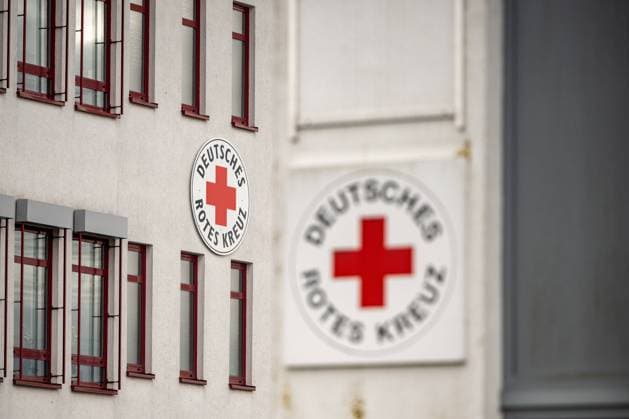 Deutsches Rotes Kreuz Fassadenlogo 25.02.24, Limburg: Symbolfoto, Illustrationsbild, Symbolbild, Illustrationsfoto Deutsches Rotes Kreuz Fassadenlogo Ein Teil eines Gebäudes mit dem Logo und dem Schriftzug des Deutschen Roten Kreuzes an der Fassade. Die charakteristischen Farben und Symbole des DRK sind deutlich sichtbar und symbolisieren die Präsenz und die humanitäre Mission der Organisation in der lokalen Gemeinschaft. Limburg Hessen Germany *** German Red Cross facade logo 25 02 24, Limburg Symbol photo, illustration image, symbol image, illustration photo German Red Cross facade logo A part of a building with the logo and lettering of the German Red Cross on the facade The characteristic colors and symbols of the German