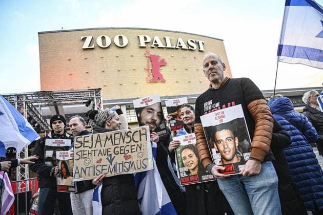 Bilder des Jahres 2024, News 02 Februar News Themen der Woche KW08 News Bilder des Tages Jüdische Filmschaffende demonstrieren vor dem Zoo Palast gegen die Berlinale-Gala ** NUR FÜR REDAKTIONELLE ZWECKE ** EDITORIAL USE ONLY **<p>Jüdische Filmschaffende demonstrieren vor dem Zoo Palast gegen die Berlinale-Gala, Initiatoren der Demo heißen Michael Simon de Normier und Amit Friedman, fotografiert am 25.02.2024 in Berlin. Deutschland Berlin Berlin Copyright: MaurizioxGambarini *** Jewish filmmakers demonstrate against the Berlinale Gala in front of the Zoo Palast FOR EDITORIAL PURPOSES ONLY p Jewish filmmakers demonstrate against the Berlinale Gala in front of the Zoo Palast, initiators of the demonstration are Michael Simon de Normier and Amit Friedman, photographed on 25 02 2024 in Berlin Germany Berlin Berlin Copyright Maur Copyright: MaurizioxGambarini doc7uaqye2ndnsimf7tk2s ,EDITORIAL USE ONLY