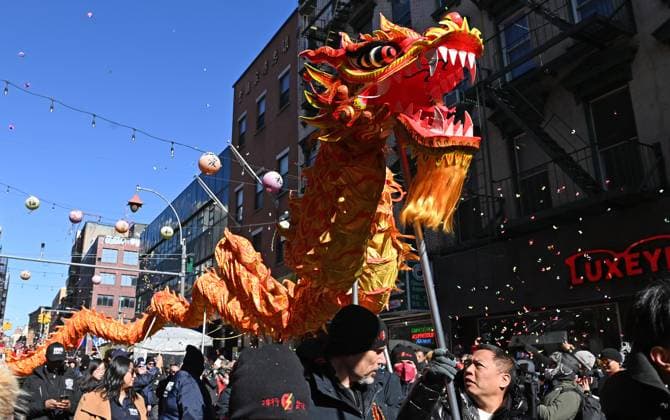 Bilder des Jahres 2024, News 02 Februar News Themen der Woche KW08 News Bilder des Tages News Bilder des Tages February 25, 2024, New York, New York, USA: The annual Chinese New Year Parade on Mott Street in lower Manhattan was packed with spectators. Traditional dragons and costumes filled the parade route. (PHOTO: Andrea RENAULT Zuma Press) New York USA - ZUMAg115 20240225_faf_g115_016 Copyright: xAndreaxRenaultx
