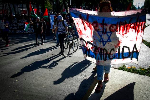 February 25, 2024, Mexico City, Mexico City, Mexico: A crowd of people protest this Sunday in front of the United States embassy in Mexico City, to stop Israel s attacks against the Palestinian people..The UN Secretary-General on Friday issued an urgent call to all parties involved in this week s escalation of violence in the occupied Palestinian territory of Gaza, and to Israel, to immediately cease the fighting or risk creating an unsustainable humanitarian and security conflict . crisis. ..â€oeThe current military escalation has caused great suffering and destruction. It has claimed dozens of civilian lives, including, tragically, many children. The fighting could trigger an uncontrollable humanitarian and security crisis a - ZUMAn296 20240225_zip_n296_003 Copyright: xJorgexNunezx