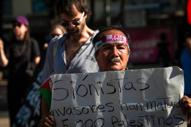 February 25, 2024, Mexico City, Mexico City, Mexico: A crowd of people protest this Sunday in front of the United States embassy in Mexico City, to stop Israel s attacks against the Palestinian people..The UN Secretary-General on Friday issued an urgent call to all parties involved in this week s escalation of violence in the occupied Palestinian territory of Gaza, and to Israel, to immediately cease the fighting or risk creating an unsustainable humanitarian and security conflict . crisis. ..â€oeThe current military escalation has caused great suffering and destruction. It has claimed dozens of civilian lives, including, tragically, many children. The fighting could trigger an uncontrollable humanitarian and security crisis a - ZUMAn296 20240225_zip_n296_008 Copyright: xJorgexNunezx