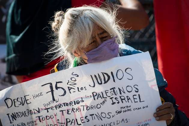 February 25, 2024, Mexico City, Mexico City, Mexico: A crowd of people protest this Sunday in front of the United States embassy in Mexico City, to stop Israel s attacks against the Palestinian people..The UN Secretary-General on Friday issued an urgent call to all parties involved in this week s escalation of violence in the occupied Palestinian territory of Gaza, and to Israel, to immediately cease the fighting or risk creating an unsustainable humanitarian and security conflict . crisis. ..â€oeThe current military escalation has caused great suffering and destruction. It has claimed dozens of civilian lives, including, tragically, many children. The fighting could trigger an uncontrollable humanitarian and security crisis a - ZUMAn296 20240225_zip_n296_011 Copyright: xJorgexNunezx