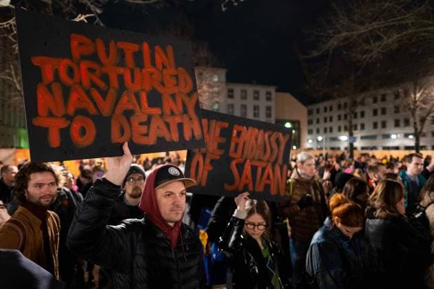 Anlässlich der Nachricht des Todes des russischen Oppositionpolitikers Alexej Nawalny versammelten sich vor der russischen Botschaft in Berlin hunderte Menschen zu einer Mahnwache und forderten mehr Demokratie in Russland. Following the news of the death of Russian opposition politician Alexei Navalny, hundreds of people gathered in front of the Russian embassy in Berlin for a vigil and called for more democracy in Russia. snapshot-photography K.M.Krause *** Following the news of the death of Russian opposition politician Alexei Navalny, hundreds of people gathered in front of the Russian embassy in Berlin for a vigil and called for more democracy in Russia snapshot photography K M Krause