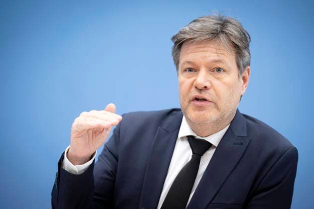 Robert Habeck, Jahreswirtschaftsbericht DEU, Deutschland, Germany, Berlin, 21.02.2024 Robert Habeck , Bundesminister fuer Wirtschaft und Klimaschutz, Vizekanzler, Buendnis 90 Die Gruenen , waehrend der Bundespressekonferenz zum Thema Vorstellung vom Jahreswirtschaftsbericht 2024 mit dem Motto Wettbewerbsfaehigkeit nachhaltig staerken in Berlin Deutschland en: Robert Habeck, German Federal Minister for Economic Affairs and Climate Action, Green Party, during a press conference at the Bundespressekonferenz on the topic of presentation of the 2024 annual economic report in Berlin Germany *** Robert Habeck, Jahreswirtschaftsbericht DEU, Deutschland, Germany, Berlin, 21 02 2024 Robert Habeck , Federal Minister for Economic Affairs and Climate