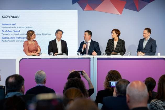 News Themen der Woche KW09 News Bilder des Tages Politik Wirtschaft - Bundesminister Hubertus Heil, SPD, Vizekanzler und Bundesminister Dr. Robert Habeck, Bündnis 90 Die Grünen, Bundesministerin Bettina Stark-Watzinger, FDP bei der Eröffnung auf dem Fachkräftekongress Mehr Power fürs Fachkräfteland , 26.2.2024, Café Moskau, Berlin, Deutschland *** Politics Economy Federal Minister Hubertus Heil, SPD, Vice-Chancellor and Federal Minister Dr Robert Habeck, Alliance 90 The Greens, Federal Minister Bettina Stark Watzinger, FDP at the opening of the Skilled Workers Congress More Power for the Skilled Workers Country , 26 2 2024, Café Moskau, Berlin, Germany kreativmedia_fachkraeftekongress_2