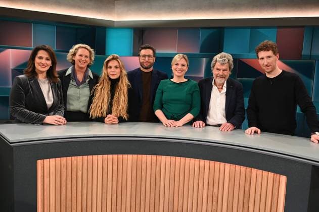 News Themen der Woche KW09 News Bilder des Tages Politikerin Michaela Kaniber, l-r, Tourismusexpertin Martina von Münchhausen, Aktivistin Anja Windl, Skiclub Geschäftsführer Florian Stern, Politikerin Katharina Schulze, Bergsteiger Reinhold Messner und Moderator Louis Klamroth zu Gast in der ARD Talkshow Hart aber Fair mit dem Thema Berge ohne Schnee: Ist Alpen-Tourismus noch okay? *** Politician Michaela Kaniber, l r, tourism expert Martina von Münchhausen, activist Anja Windl, ski club managing director Florian Stern, politician Katharina Schulze, mountaineer Reinhold Messner and presenter Louis Klamroth as guests on the ARD talk show Hart aber Fair with the topic of mountains without snow Is Alpine tourism still okay?