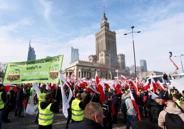 Bilder des Jahres 2024, News 02 Februar News Themen der Woche KW09 News Bilder des Tages Polish farmers stage massive protest in Warsaw Photo: Piotr Molecki East News Thousands of Polish farmers attend a protest in the centre of the Polish capital on February 27, 2024 in Warsaw, Poland. Polish farmers similarly to their European colleagues demonstrate against the policy of European Green Deal as well as against competition from Ukrainian agricultural market, which is deemed unfair. EN_01612604_0097 