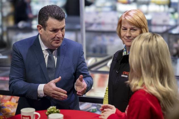 News Themen der Woche KW09 News Bilder des Tages Hubertus Heil (SPD), Bundesminister fuer Arbeit und Soziales im Gespraech mit ukrainischen Gefluechteten die in diversen Bereichen der REWE Group beschaeftigt sind. Berlin, 27.02.2024. Berlin Deutschland *** Hubertus Heil SPD , Federal Minister of Labor and Social Affairs in conversation with Ukrainian refugees employed in various areas of the REWE Group Berlin, 27 02 2024 Berlin Germany Copyright: xLorenzxHuterx