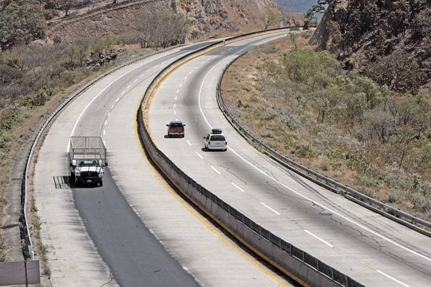 GDL80314008. The Guadalajara-Mazatlán highway is a good option for drivers as they have the possibility to travel from Guadalajara to Tepic, Nayarit - a route of 228 km - in two and a half hours on average. NOTIMEX PHOTO LUIS FERNANDO MORENO FRE HUM GDL80314008. La autopista Guadalajara-Mazatlán es una buena alternativa para los paseantes. Los viajeros tienen la posibilidad de llegar de Guadalajara a Tepic, Nayarit, en un tiempo promedio de dos horas y media, con un recorrido de 228 kilómetros y a una velocidad de entre 90 y 100 kilómetros por hora. NOTIMEX LUIS FERNANDO MORENO FRE HUM GUADALAJARA JALISCO MEXICO EDITORIAL USE ONLY Copyright: xx NTX08000000 LUISxMORENOx notimexpix194733