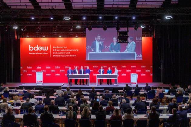 Konferenz zur Infrastrukturentwicklung im Lausitzer und Mitteldeutschen Revier DEU Brandenburg Cottbus Copyright Â Die dritte Konferenz zur Infrastrukturentwicklung im Lausitzer und Mitteldeutschen Revier fand am 27. Februar in der Stadthalle Cottbus statt. Organisiert wurde sie von der Landesgruppe Mitteldeutschland des Bundesverbandes der Energie- und Wasserwirtschaft BDEW. Neben den Ministerpräsidenten der drei ostdeutschen Kohleländer kam auch der grüne Wirtschaftsminister Robert Habeck. Der Diskussion stellte sich auch Klara Geywitz (SPD) die Bundesministerin für Wohnen, Stadtentwicklung und Bauwesen sowie der Ostbeauftragte der Bundesregierung, Carsten Schneider (SPD). ( *** Conference on infrastructure development in the Lusat