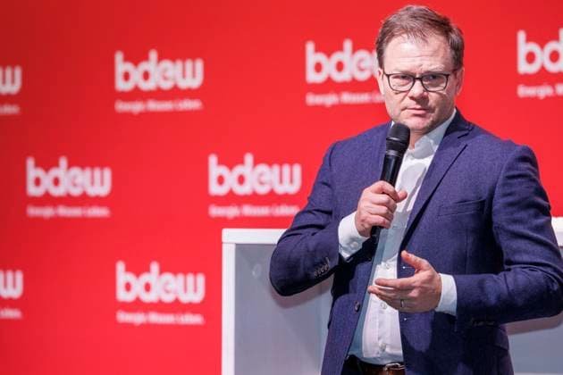 Konferenz zur Infrastrukturentwicklung im Lausitzer und Mitteldeutschen Revier DEU Brandenburg Cottbus Copyright Â Ostbeauftragter der Bundesregierung, Carsten Schneider (SPD): Die dritte Konferenz zur Infrastrukturentwicklung im Lausitzer und Mitteldeutschen Revier fand am 27. Februar in der Stadthalle Cottbus statt. Organisiert wurde sie von der Landesgruppe Mitteldeutschland des Bundesverbandes der Energie- und Wasserwirtschaft BDEW. Neben den Ministerpräsidenten der drei ostdeutschen Kohleländer kam auch der grüne Wirtschaftsminister Robert Habeck. Der Diskussion stellte sich auch Klara Geywitz (SPD) die Bundesministerin für Wohnen, Stadtentwicklung und Bauwesen sowie der Ostbeauftragte der Bundesregierung, Carsten Schneider (SPD