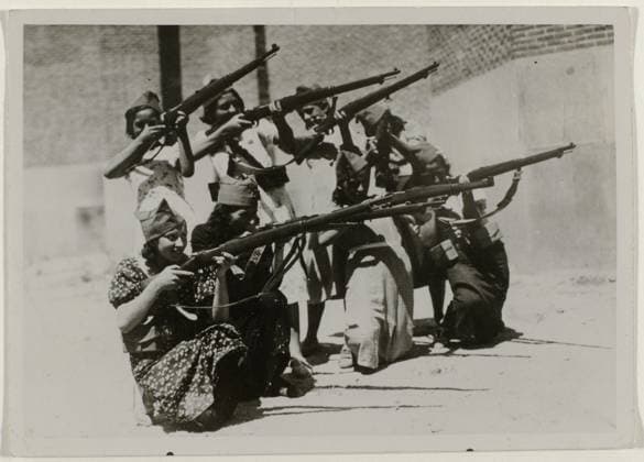 RECORD DATE NOT STATED Women s Regiment Train, Keystone View Company, 1936 photograph. news photograph A Republican Regiment of Women practices with guns in the streets of Madrid, 3 August 1936 during the Spanish Civil War. On the back a stamp and leaf with press text in French. Barismers photographic support gelatin silver print Madrid Copyright: xpiemagsx rknbpie221223-29529 !ACHTUNG AUFNAHMEDATUM GESCHÄTZT!