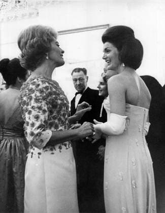 Jackie Kennedy and Nicole Alphand Madame Nicole Alphand, wife of Ambassador to the United States Hervé Alphand from France, left, and first lady Jacqueline Bouvier Kennedy, right, admire each other s gowns as they chatted together at a dinner party at the Embassy of France prior to the opening of the Mona Lisa exhibit at the National Gallery of Art in Washington, DC on January 8, 1963. Mme Alphand and Mrs. Kennedy were named two of the ten best dressed women in America. Credit: Arnie Sachs CNP Washington District of Columbia United States of America EDITORIAL USE ONLY Copyright: xx ArniexSachsx cnpphotos065405