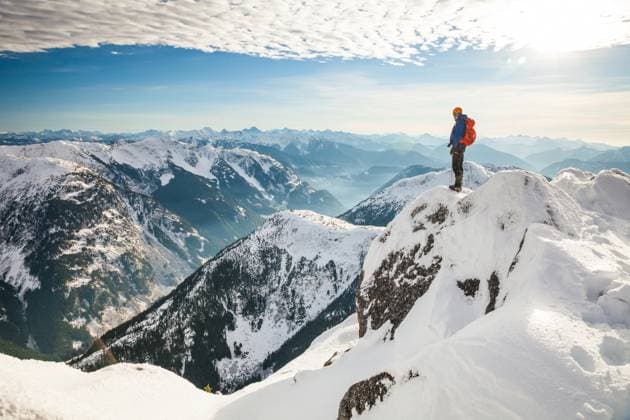 Mountain climber standing on snow covered mountain top Hope, British Columbia, Canada CR_JDIP240226-1346383-01 ,model released, Symbolfoto