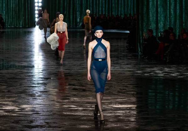 PARIS FASHION WEEK WOMEN WEAR FALL WINTER 24-25 SAINT LAURENT sylvie lefort MAXPPP - 27 02 2024 @sylvie Lefort Photography MAXPPP 27 02 2024 Models present creations from the Fall Winter 2024 25 Women wear collection by SAINT LAURENT – Directeur Artistique Anthony Vaccarello during the Paris Fashion Week, in Paris, France 26th february 2024. The presentation of the Women’s collections runs from 27th february to 5th March  Copyright: xMAXPPPxsylviexlefortx LFR202402282587 LFR202402282587