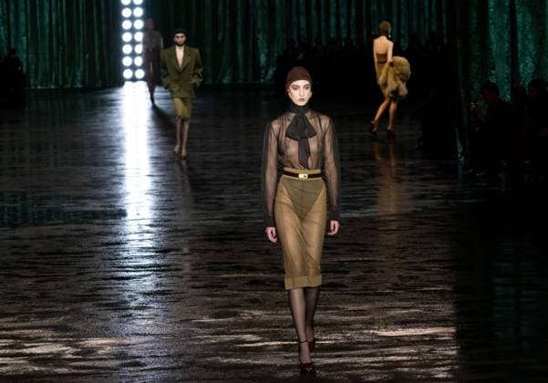 PARIS FASHION WEEK WOMEN WEAR FALL WINTER 24-25 SAINT LAURENT sylvie lefort MAXPPP - 27 02 2024 @sylvie Lefort Photography MAXPPP 27 02 2024 Models present creations from the Fall Winter 2024 25 Women wear collection by SAINT LAURENT – Directeur Artistique Anthony Vaccarello during the Paris Fashion Week, in Paris, France 26th february 2024. The presentation of the Women’s collections runs from 27th february to 5th March  Copyright: xMAXPPPxsylviexlefortx LFR202402282614 LFR202402282614