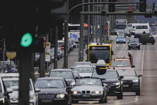 Ein Bus der BVG faehrt entlang der Heerstrasse in Berlin, 27.02.2024. Fuer Donnerstag und Freitag haben die Berliner Verkehrsbetriebe (BVG) Streiks angekuendigt. Berlin Deutschland *** A BVG bus drives along Heerstrasse in Berlin, 27 02 2024 Berlins public transportation company BVG has announced strikes for Thursday and Friday Berlin Germany Copyright: xFlorianxGaertnerx