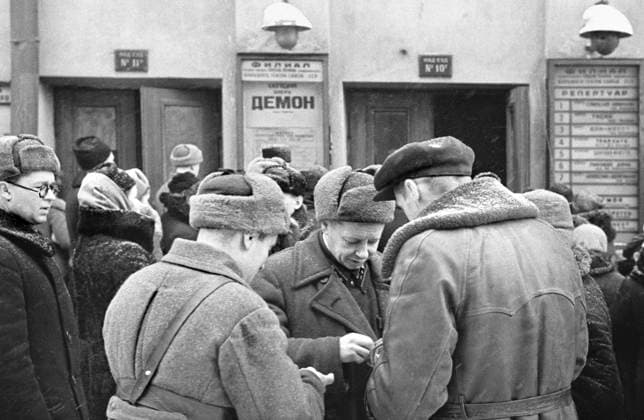 Muscovites near Bolshoi Theater branch 669397 10.02.1942 Muscovites near a branch of the Bolshoi Theater (Bolshaya Dmitrovka Street). Moscow, February 1942. Anatoliy Garanin Sputnik Moscow Russia  Copyright: xAnatoliyxGaraninx