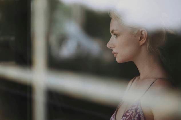 Creative Highlights Symbolbilder Pensive woman looking out of window model released, Symbolfoto property released, AZF00596