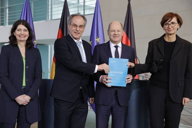 News Themen der Woche KW09 Prof. Dr. Carolin Häussler, Prof.Dr. Uwe Cantner, Olaf Scholz, Bundeskanzler, Bettina Stark-Watzinger, Bundesministerin für Bildung und Forschung, Deutschland, Berlin, Bundeskanzleramt, Übergabe des Gutachtens 2024 der Expertenkommission Forschung und Innovation (EFI) an den BK, in Anwesenheit der BM’in für Bildung und Forschung, Bettina Stark-Watzinger *** Prof Dr Carolin Häussler, Prof Dr Uwe Cantner, Olaf Scholz, Federal Chancellor, Bettina Stark Watzinger, Federal Minister of Education and Research, Germany, Berlin, Federal Chancellery, Handover of the 2024 report of the Commission of Experts for Research and Innovation EFI to the Federal Chancellor, in the presence of the Federal Minister of Education and Research, Bettina Stark Watzi