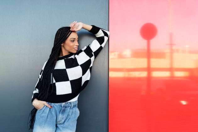 Creative Highlights Symbolbilder Smiling young woman leaning on wall model released, Symbolfoto, LMCF00876
