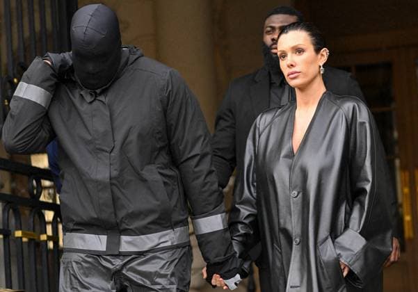 Bilder des Jahres 2024, Entertainment 02 Februar Entertainment Themen der Woche KW09 Entertainment Bilder des Tages Kanye West (Ye) et sa femme Bianca Censori Ã la sortie de l hÃ tel Ritz lors de la semaine de la mode femme automne hiver 2024-2025 (PFW) Kanye West (Ye) et sa femme Bianca Censori Ã la sortie de l hÃ tel Ritz lors de la semaine de la mode femme automne hiver 2024-2025 (PFW), Ã Paris, France, le 28 fÃ vrier 2024. Il s est affublÃ de son look dÃ sormais classique : cagoule intÃ grale, blouson noir et et chaussures noires. Kanye West (Ye) and his wife Bianca Censori at the exit of the Ritz hotel during the Fashion Week Fall Winter 2024-2025 (PFW), in Paris, France, on February 28, 2024. Paris France  Copyright: xTizianoxDaxSilvax-xPierrexPerusseaux xBestimagexTizianoxDaxSilvax-xPierrexPerusseaux xBestimagex