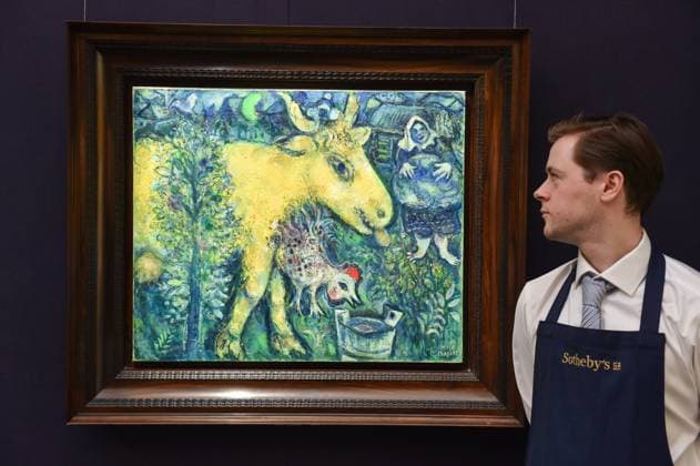Bilder des Jahres 2024, Entertainment 02 Februar Entertainment Themen der Woche KW09 Entertainment Bilder des Tages February 28, 2024, London, England, United Kingdom: Sotheby s staff member looks at Marc Chagall s La ferme, le village estimated at 1,500,000 - 2,000,000 GBP during the preview of SothebyÃ¢â‚¬â ¢s first major modern & contemporary art auctions of 2024. London United Kingdom - ZUMAk172 20240228_zip_k172_047 Copyright: xThomasxKrychx