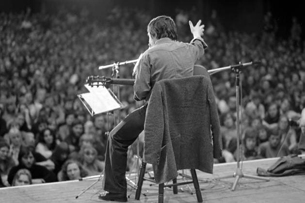 Der Liedermacher WOLF BIERMANN während seines Auftritts in der Dortmunder Westfalenhalle am 25.04.1978. Wegen seiner regimekritischen Lieder und Gedichte wurde er 1976 nach einem Konzert in Köln aus der DDR ausgebürgert. *** The singer-songwriter WOLF BIERMANN during his performance in Dortmunds Westfalenhalle on 25 April 1978 He was expatriated from the GDR in 1976 after a concert in Cologne because of his songs and poems critical of the regime