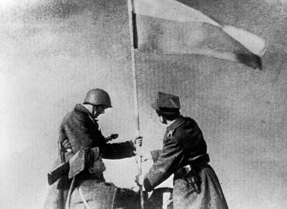 Soviet and Polish soldiers planting a Victory flag 627448 17.01.1945 Soviet and Polish soldiers planting a Victory flag. Warsaw, January of 1945. The Great Patriotic War of 1941-1945. Reproduction. RIA Novosti Sputnik Warsaw Poland  Copyright: xRIAxNovostix