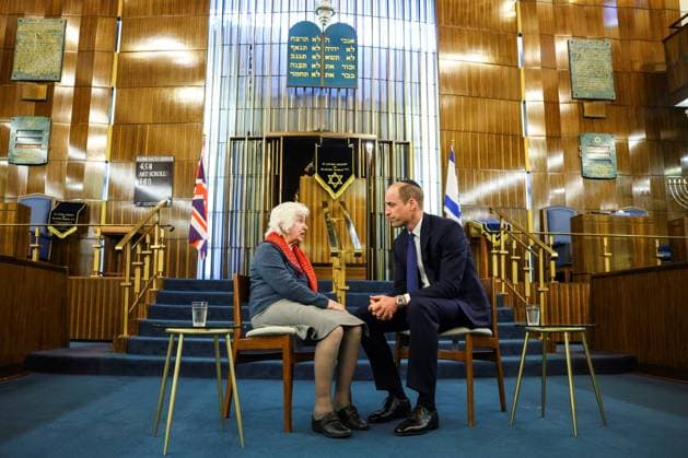 Bilder des Jahres 2024, Entertainment 02 Februar Entertainment Themen der Woche KW09 . 29 02 2024. London, United Kingdom. Prince William meets Holocaust survivor Renee Salt (94) during a visit at the Western Marble Arch Synagogue in London.  xPoolx xi-Imagesx IIM-25025-0003