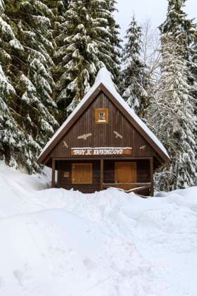 kleines Holzhaus am Rastplatz Rübezahls Frühstück (KrakonoÅ¡ova SnidanÄ›) im Tal der Mummel oberhalb von Harrachsdorf im Riesengebirge, Tschechien *** small wooden house at the Rübezahls Frühstück KrakonoÅ¡ova SnidanÄ rest area in the Mummel valley above Harrachsdorf in the Giant Mountains, Czech Republic