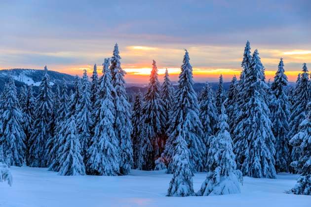 Sonnenuntergang und Winterlandschaft an der Wossecker Baude oberhalb von Harrachsdorf im Riesengebirge, Tschechien *** Sunset and winter landscape at the Wossecker Baude above Harrachsdorf in the Giant Mountains, Czech Republic