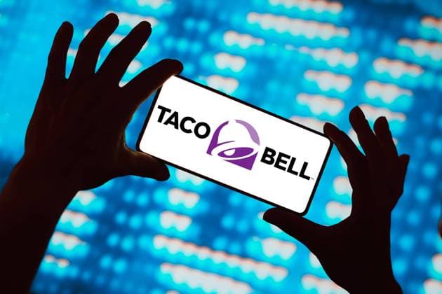 Photo illustration in Brazil - 29 Feb 2024 In this photo illustration, the Taco Bell logo is displayed on a smartphone screen. Brazil Copyright: xRafaelxHenriquex xSOPAxImagesx RAFAPRESS_29022024-00434