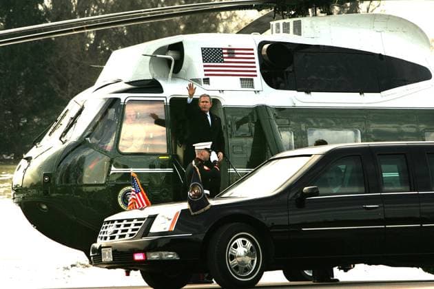 USWahl2024, Staatskarossen und Fahrzeuge der US Präsidenten PRESIDENT GEORGE W BUSH AND NEW CADILLAC LIMOUSINE AND MARINE ONE President George W. Bush waves as he departs Marine One and heads for his brand new Cadillac limousine in order to participate in a panel to discuss his health care plan at the National Institute of Health in Bethesda, Maryland on January 26, 2005. Credit: Dennis Brack Pool via CNP Washington District of Columbia United States of America EDITORIAL USE ONLY Copyright: xx Bush new limo DennisxBrackx cnpphotos068572