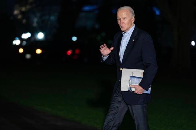 February 29, 2024, Washington, District Of Columbia, USA: United States President Joe Biden waves as he walks on the South Lawn of the White House after arriving on Marine One in Washington, DC, US, on Thursday, February 29, 2024. Biden and his political rival Donald Trump undertook dueling visits to the US southern border on Thursday, highlighting an issue that stands to feature prominently in an expected November rematch of their bitterly contested 2020 contest Washington USA - ZUMAs152 20240229_faa_s152_054 Copyright: xLeighxVogelx-xPoolxviaxCNPx