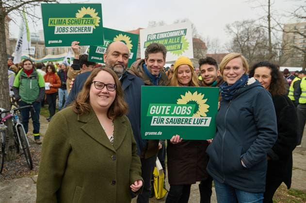 Zahlreiche Menschen haben am Freitag (01.03.2024) in Berlin im Rahmen eines bundesweiten Klimastreiks fuer einen besseren oeffentlichen Personennahverkehr demonstriert. (Foto: Die Parteivorsitzenden von Buendnis 90 Die Gruenen Ricarda Lang (1.vl.) und Omid Nouripour (2.vl.)) Die Polizei sprach von rund 600 Teilnehmern bei der Kundgebung zu der eine Allianz aus Fridays for Future und der Gewerkschaft ver.di aufgerufen hatte. Ohne eine sozial-gerechte Verkehrswende koenne es keinen wirkungsvollen Klimaschutz geben, erklaerten beide Organisationen in Berlin. Der OePNV spiele dabei eine wichtige Rolle. Durch Personalmangel und eine falsche Sparpolitik stehe der OePNV aber kurz von dem Kollaps (Siehe epd-Meldung vom 01.03.2024) EDITORIAL USE Copyright: epd-bild ChristianxDitsch epd-Klimaaktivisten_Verdi5-kopieren