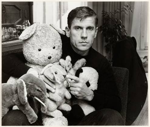 RECORD DATE NOT STATED Gerard Reve holding toy animals, Anefo, 1969 photograph Netherlands RC paper gelatin silver print portrait of a writer Copyright: xpiemagsx rknbpie24122023-8914 !ACHTUNG AUFNAHMEDATUM GESCHÄTZT!