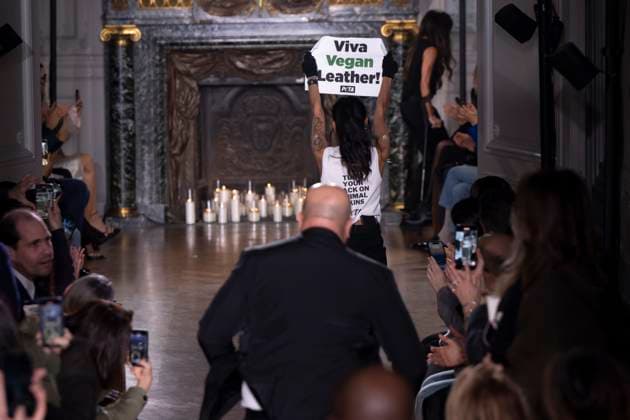 Bilder des Jahres 2024, News 03 März News Themen der Woche KW09 News Bilder des Tages . 01 03 2024. Paris, France. Protesters on the catwalk at the Victoria Beckham show at Paris Fashion Week for Autumn Winter 2024.  xi-Imagesx IIM-25029-0113