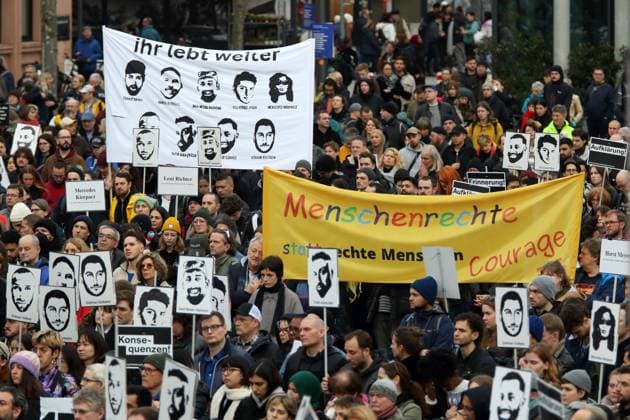 Bundesweite Gedenkdemonstration vier Jahre nach dem rassistischen Anschlag vom 19. Februar 2020 in Hanau - Gegen rechten Terror in Deutschland - Say Their Names! - Rassistische Morde - Deutschland, GER, DEU Germany, Hanau, 17.02.2024 - Tausende gedenken der Attentat-Opfer von Hanau, setzen ein Zeichen gegen Rassismus und prangern Fehler der Behörden an. Die Demoteilnehmer versammelten sich am Kurt-Schumacher-Platz in Hanau-Kesselstadt und erreichten nach ca. einer Stunde den Marktplatz der Hanauer Innenstadt. Hier fand die Abschlusskundgebung mit zahlreichen Angehörigen der Opfer statt. Namen der Personen, die dem rassistischen Anschlag von 2020 zum Opfer gefallen sind: Gökhan Gültekin, Sedat Gürbüz, Said Nesar Hashemi, Mercedes Kierpacz, H