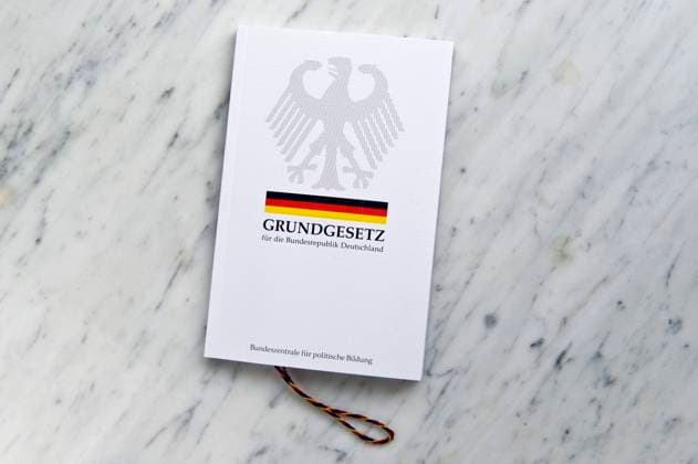 Grundgesetz der Bundesrepublik Deutschland 20240302ad831 Grundgesetz Buch Bundesverfassungsgericht Verfassung Recht Gesetz Verfassungsrecht Rechtsstaat Demokratie Grundrechte Gesetzestext Staatsrecht Bundesverfassung Staatsordnung Verfassungsordnung Staatsgrundgesetz Rechtsnormen Verfassungsprinzipien Staatsgrundsätze rechtliche Grundlage Gesetzgebung Staatsstruktur Grundrechtskatalog Verfassungstext Rechtsdokument Staatsgründung Verfassungsgeschichte Staatsphilosophie Verfassungsentstehung Verfassungswerte Rechtsstaatsprinzip Grundgesetzänderung Verfassungsrevision Staatsgewalt Verfassungsschutz Staatsbürgerrechte Grundgesetzinterpretation Verfassungssicherheit Staatsbürgerpflichten Bundesrepublik Deutschland Hamburg Hamburg Deutsc Copyright: xAchimxDuwentästerx