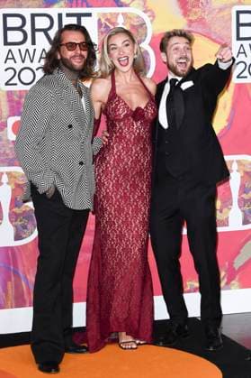 Pete Wicks, Zara McDermott and Sam Thompson at the 44 BRIT Awards 2023 at the O2 Arena London, 02 03 2024 Foto:xS.xVasx xFuturexImagex brit_awards_4411