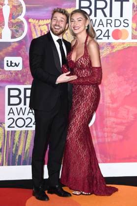 Zara McDermott and Sam Thompson at the 44 BRIT Awards 2023 at the O2 Arena London, 02 03 2024 Foto:xS.xVasx xFuturexImagex brit_awards_4413
