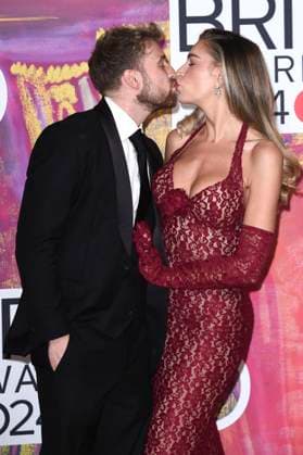 Zara McDermott and Sam Thompson at the 44 BRIT Awards 2023 at the O2 Arena London, 02 03 2024 Foto:xS.xVasx xFuturexImagex brit_awards_4415