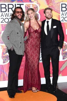 Pete Wicks, Zara McDermott and Sam Thompson at the 44 BRIT Awards 2023 at the O2 Arena London, 02 03 2024 Foto:xS.xVasx xFuturexImagex brit_awards_4410